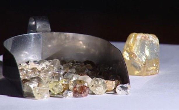 Дикость неограненные алмазы. Алмаз необработанный. Желтый Алмаз необработанный. Необработанные Алмазы фото. Алмаз к29.