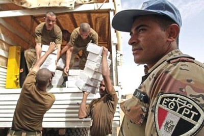 Egyptian soldiers offload supplies (file photo).
