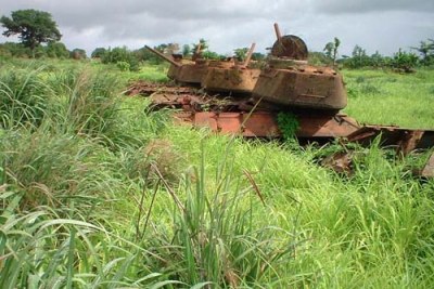 Des restes de char lors de la guerre civil de 1998-1999