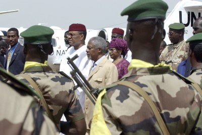 President Mamadou Tandja of Niger, seen with former United Nations chief Kofi Annan: Soldiers attacked the palace where the president and his Cabinet were meeting.