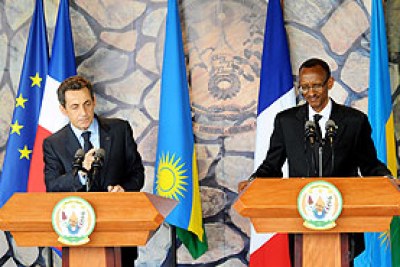 Le Président Nicolas Sarkozy et le Président Kagame lors d'une conférence de presse à Kigali.