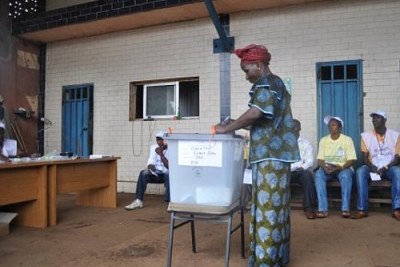 A woman votes in the elections in Guinea.