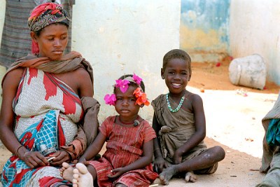 A Somali mother and two children waiting for food at a UNICEF/Swede Relief feeding centre in Mogadishu.