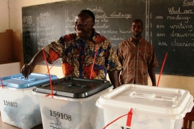 CUF Union presidential candidate Prof Ibrahim Lipumba casts his vote at Mtakuja Primary School in Kunduchi area, Dar es Salaam (file photo).