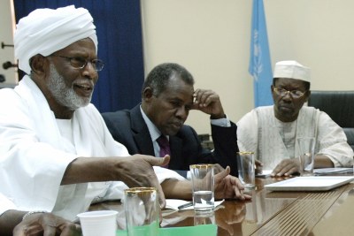 L'opposant soudanais Hassan al-Tourabi en discussion avec une mission des Nations Unies Unis à Khartoum.