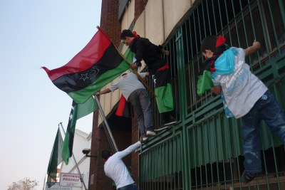 Des libyens célébrant la chute de Kaddafi au Zimbabwé