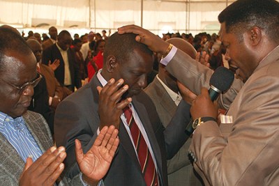 Bishop Kiogora Magambo of Jesus House of Praise prays for William Ruto (file photo).