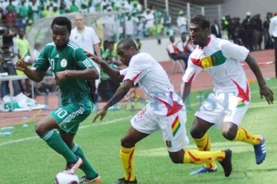 John Mikel Obi (10).Les Super Eagles devaient gagner le Syli national de Guinée pour passer.Ils n'ont pu faire que match nul 2-2 permettant aux Guinéens de terminer à la tête de leur poule de qualification.