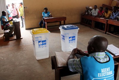 Des agents électoraux et des témoins des candidats le 28/11/2011 dans un bureau de vote au quartier Makelele dans la commune de Bandalungwa à Kinshasa, pour les élections de 2011 en RDC.