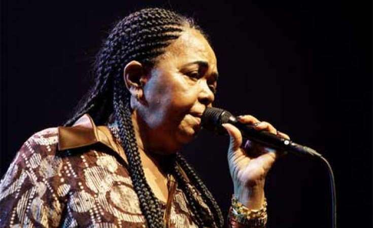 Afrique La Diva Aux Pieds Nus Tire Sa Reverence Allafrica Com