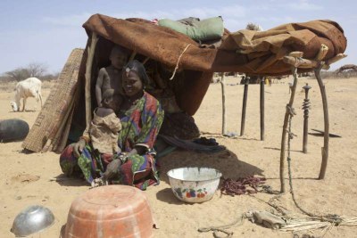 Une réfugiée malienne et son bébé se reposent sous leur abri de fortune à Gaoudel, dans le district d'Ayorou au nord du Niger.