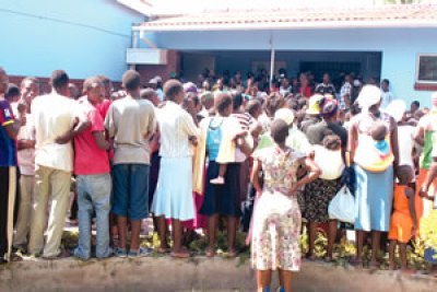 Some of the parents and guardians who thronged Yamurai Primary School in Mufakose, Harare, following a bout of hysteria that hit pupils.