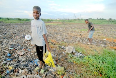 Des enfants cherchent des matériaux et objets à récupérer dans une décharge d'Abidjan.