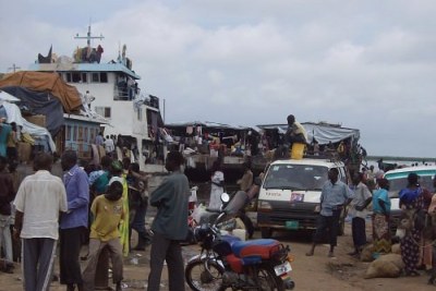 Ship arrives in in Bor, Jonglei State carrying over 2,000 people from Kosti in Sudans White Nile State.