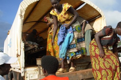 Burundi returnees from Tanzania alighting from the trucks that brought them back to their country.