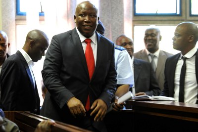 Julius Malema devant un tribunal de Polokwane, en cravate rouge, ce mercredi 26 septembre 2012.