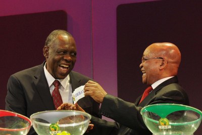 Issa Hayatou, ici à côté du président sud-africain Jacob Zuma, est élu encore pour quatre ans à la tête de la CAF