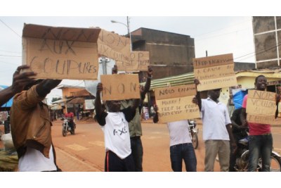 Youths protest against Paul Biya (file photo).