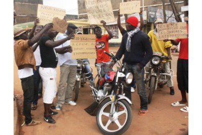 (Photo d'archives) - Un groupe de jeunes qui manifestent contre le pouvoir de Biya au Cameroun