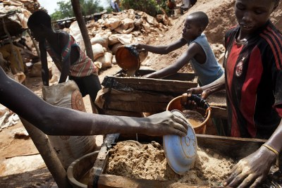 Les enfants travaillent dans le site de traitement à une mine d'or en Bagega