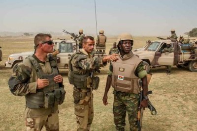 Militaires africains au Mali à côté de troupes françaises