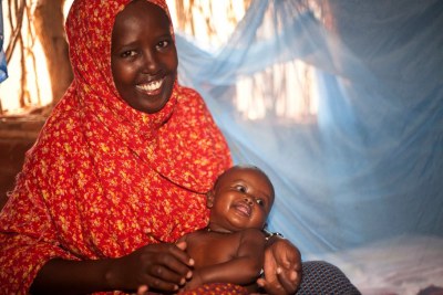 Une mère et son enfant protégés par une moustiquaire en Somalie.