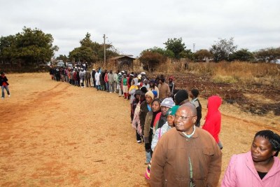 Voters wait for casting their ballots in 2013 (file photo).