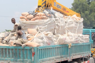 Un camion chargé de sacs de ciment en RDC