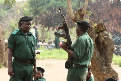 Rebelles de Renamo étant recyclés pour combat à un camp de buisson éloigné près des montagnes Gorongosa du Mozambique, le 8 novembre 2012.