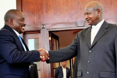 Le président Joseph Kabila de la RDC et Yowerie Museveni de l'Ouganda se sont rencontrés à huis clos, lundi 2 décembre 2013 à Entebbe (30 km de Kampala)