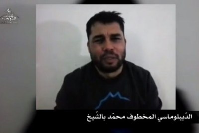 Enlevé par des jihadistes libyens le 20 avril, l'otage tunisien Mohamed Benchikh plaide pour sa vie dans un message vidéo.