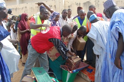(Photo d'archives) - Ces humanitaires au Nigéria, à l'image de leurs collègues en Afrique, éprouvent parfois d'énormes difficultés dans l'exercice de leur fonction d'assistance aux nécessiteux.