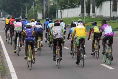 Des cyclistes congolais sur une avenue de Kinshasa le 12/05/2013, lors d’une séance d’entrainement.