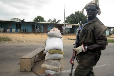 Un combattant dans le quartier d'Abobo à Abidjan