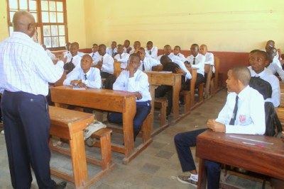 Des élèves d’une école de Kinshasa suivant le cours lors de la rentrée scolaire le 08/09/2014.