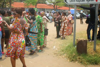 Des fidèles de l’Eglise Armée de Victoire du pasteur Kutino Fernando attendant sa sortie du centre hospitalier Nganda le 15/09/2014 à Kinshasa.