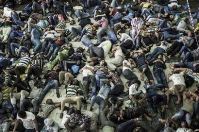 Des migrants secourus par la marine italienne dorment dans un espace séparé sur le navire militaire San Giorgio