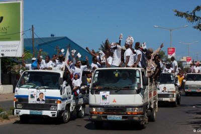 Hundreds of Renamo supporters celebrated Afonso Dhlakama's arrival in Maputo (file photo).