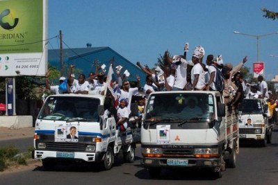 Hundreds of RENAMO supporters celebrated Dhlakama's arrival in Maputo.