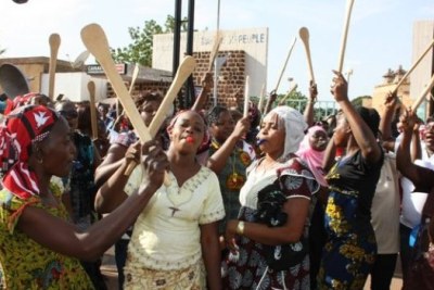Des femmes, membres d’associations et de partis politiques ont manifesté ce 27 octobre 2014 au centre ville de Ouagadougou.