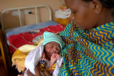 Le nombre de nouveaux cas d'infections au VIH a diminué de plus de 50% entre 2005 et 2013, après que l'accès aux services pour la prévention de la transmission mère-enfant ont été assurés pour des millions de femmes enceintes séropositives, a affirmé l'UNICEF dans le rapport qui a été publié avant la Journée mondiale de lutte contre le sida.