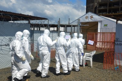 Des travailleurs de santé portant des équipements de protection dans un centre de traitement d’Ebola à Monrovia, au Libéria.
