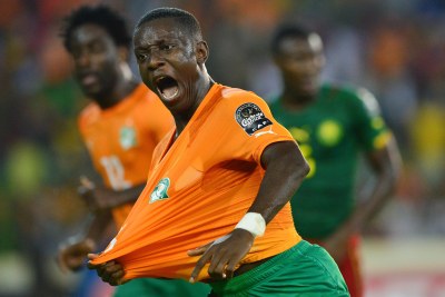 Max Alain Gradel fêtant son but contre le Cameroun, qui a permis à la Côte d'Ivoire d'accéder en quarts de finale de la Coupe d'Afrique des Nations 2015.