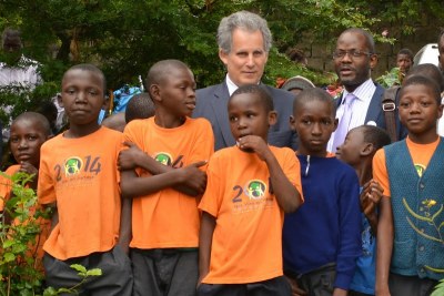 Le premier Directeur général adjoint du FMI, David Lipton, pose avec des enfants à l’orphelinat de la pédiatrie de Kimbondo le 6/03/2015 à Kinshasa lors d’une visite de travail