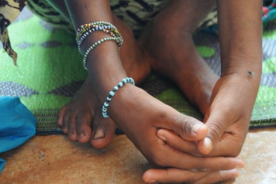 Une jeune femme peul, âgée de 18 ans environ, détenue pendant quatorze mois comme esclave sexuelle par des combattants anti-balaka à Pondo, en République centrafricaine.