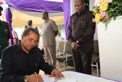 President Jakaya Kikwete signs condolence book at John Nyerere's funeral.
