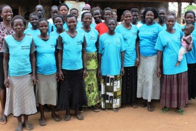 Des femmes affectées par le conflit, notamment des femmes qui ont des enfants nés pendant la guerre, posent pour la photo à Awach, dans le district de Gulu, pour le projet Justice et Réparation