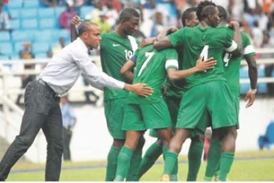 Oliseh (left) congratulating Eagles for victory over Niger.