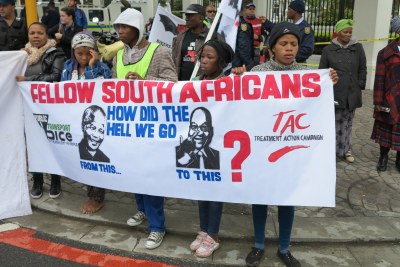 Manifestation anti-corruption devant le parlement sud-africain, avec une banderolle comparant Nelson Mandela à Jacob Zuma. Comment en sommes-nous arrivés là lit-on dessus.