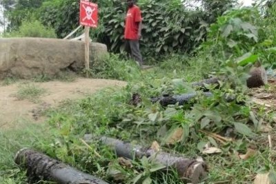 Plusieurs armes retirées des toilettes de l'Institut Bweremana à Minova dans la province du Sud-Kivu, en RD Congo, en juin 2013.